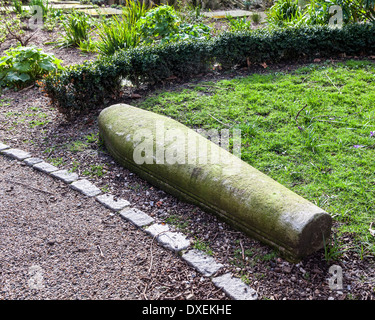 Zigarre geformt alten Grabstein in der St.-Georgs-Friedhof Gärten, St George der Märtyrer-Kirche, Southwark, London, Großbritannien Stockfoto