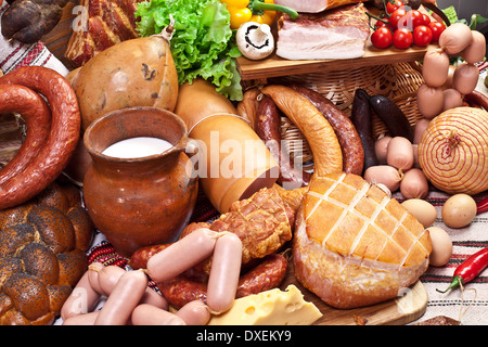 Auswahl an Wurstwaren, Käse, Eiern und Gemüse. Nahaufnahme. Stockfoto