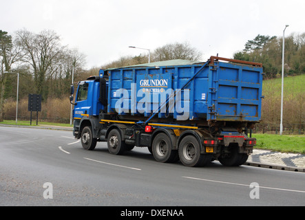 Ein Grundon LKW Reisen rund um einen Kreisverkehr in Coulsdon, Surrey, England Stockfoto