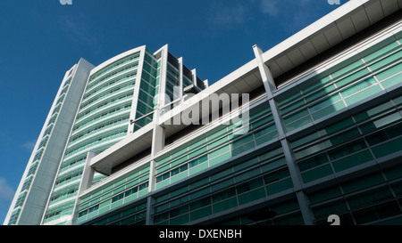 Niedrigen Winkel Ansicht des University College Hospital London NHS Gebäude UCLH UCH Euston Road, London UK KATHY DEWITT Stockfoto