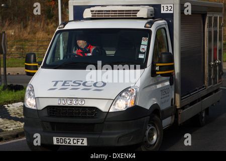 Ein Tesco Lieferwagen fahren um einen Kreisverkehr in Coulsdon, Surrey, England Stockfoto