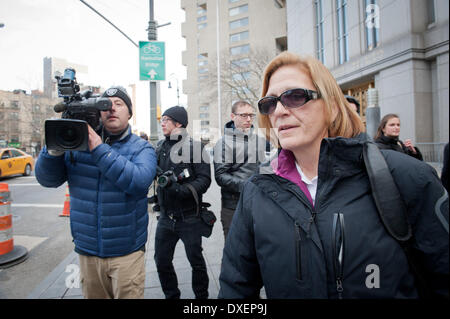 Manhattan, New York, USA. 24. März 2014. JOANN CRUPI, ehemalige Bernard Madoff-Account-Manager verlässt Manhattan Bundesgerichtshof nach ihrer Überzeugung, Montag, 24. März 2014. Fünf ehemalige Mitarbeiter von Inhaftierten Finanzier Bernard Madoff sind am Ende einer sechsmonatigen Studie verurteilt. Jeder wurde der Verschwörung zu betrügen Kunden Wertpapierbetrug, Fälschung, die Bücher und Aufzeichnungen eines Broker-Dealer verurteilt. Bryan Smith Credit: Bryan Smith/ZUMAPRESS.com/Alamy Live-Nachrichten Stockfoto