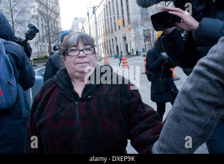 Manhattan, New York, USA. 24. März 2014. ANNETTE BONGIORNO, ehemaliger Sekretär von Bernard Madoff, verlässt Manhattan Bundesgerichtshof nach ihrer Überzeugung, Montag, 24. März 2014. Fünf ehemalige Mitarbeiter von Inhaftierten Finanzier Bernard Madoff sind am Ende einer sechsmonatigen Studie verurteilt. Jeder wurde der Verschwörung zu betrügen Kunden Wertpapierbetrug, Fälschung, die Bücher und Aufzeichnungen eines Broker-Dealer verurteilt. Bildnachweis: Bryan Smith/ZUMAPRESS.com/Alamy Live-Nachrichten Stockfoto