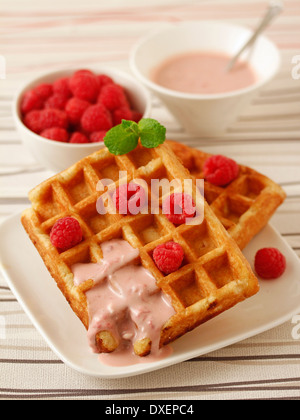 Waffeln mit Himbeeren Smoothie. Rezept zur Verfügung. Stockfoto