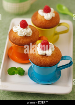 Himbeeren-Cupcakes. Rezept zur Verfügung. Stockfoto