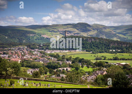 Blick von Stirling Castle auf der Abbey Craig und dem Wallace Monument. Stockfoto