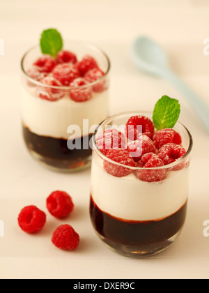 Joghurt mit Himbeeren. Rezept zur Verfügung. Stockfoto