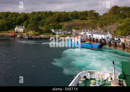 belebten Szene am Port Askaig aus Abfahrt mit der Jura-Fähre abfahrbereit. Port Askaig, Insel Islay, Argyll. Stockfoto