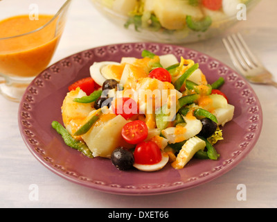 Kartoffelsalat mit Romesco-Sauce. Rezept zur Verfügung. Stockfoto