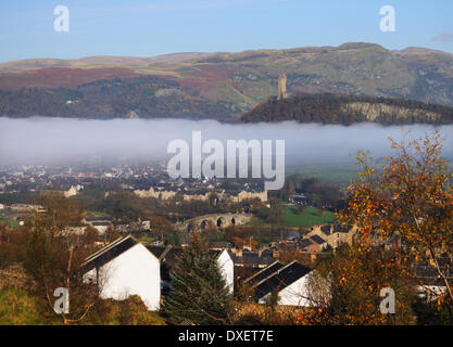 Herbstliche Ansicht von Stirling Castle auf dem Wallace Monument, Stirling Stockfoto