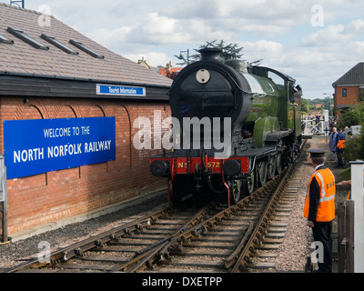 Dampfzug über Bahnübergang in Sheringham Station und North Norfolk Railway East Anglia England Stockfoto
