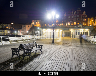 Cromer Pier in der Nacht mit langsamen Verschlusszeit Unschärfe Personenverkehr Norfolk England Stockfoto