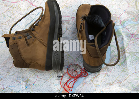 Schließen Sie sich paar neue Wanderstiefel stehend auf Artillerie-Übersicht Diagramm mit Kompass Stockfoto