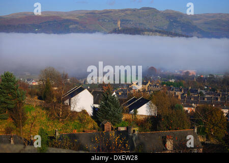 Blick von Stirling Castle auf einem fernen Wallace Monument, Stirling Stockfoto