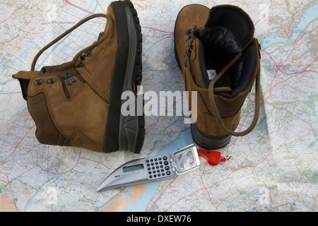 Paar neue Wanderstiefel mit Pfiff auf Artillerie-Übersicht Diagramm stehen hautnah und Entfernung Vermesser Karte Stockfoto