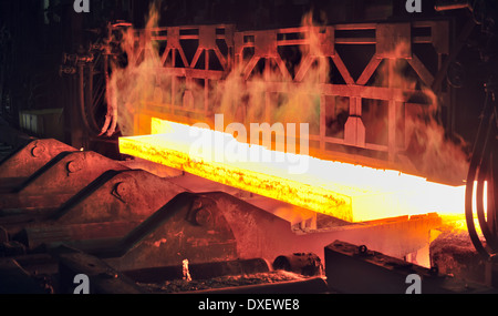 heißer Stahl auf Band im Werk Stockfoto