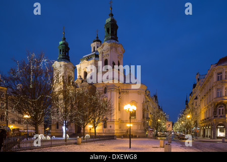 die Kirche des Heiligen Nikolaus mit ein paar Brocken von Schnee und Weihnachtsbeleuchtung in der Altstädter Ring, Prag, Tschechische Republik Stockfoto