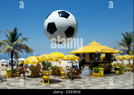 Fußball-Fußball-Ball fliegen vor Promenade Kiosk in Ipanema Strand Rio de Janeiro Brasilien Stockfoto