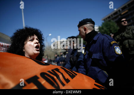 Thessaloniki, Griechenland. 25. März 2014. Ein Lehrer-Demonstrant Gesänge gegen Sparpolitik Parolen vor Polizisten bei einem Protest gegen die Entlassungen im öffentlichen Sektor unter Schulden verstrickt Landes internationale Rettungsaktion Verpflichtung auferlegt. Unter strengen polizeiliche Maßnahmen, aus Angst vor Protesten gegen die Regierung statt die Student Parade auf Griechenlands Independance Day in Thessaloniki, Griechenland am 25. März 2014 zu begehen. Bildnachweis: Konstantinos Tsakalidis/Alamy Live-Nachrichten Stockfoto