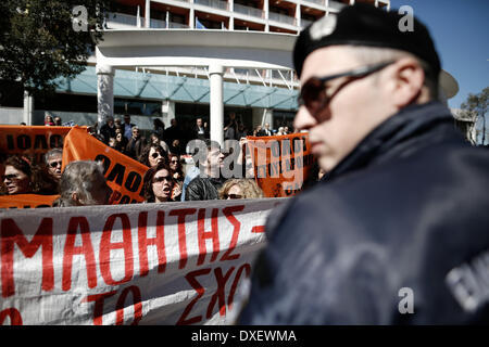 Thessaloniki, Griechenland. 25. März 2014. Lehrer Demonstranten skandieren gegen Sparpolitik Parolen vor Polizisten bei einem Protest gegen die Entlassungen im öffentlichen Sektor unter Schulden verstrickt Landes internationale Rettungsaktion Verpflichtung auferlegt. Unter strengen polizeiliche Maßnahmen, aus Angst vor Protesten gegen die Regierung statt die Student Parade auf Griechenlands Independance Day in Thessaloniki, Griechenland am 25. März 2014 zu begehen. Bildnachweis: Konstantinos Tsakalidis/Alamy Live-Nachrichten Stockfoto