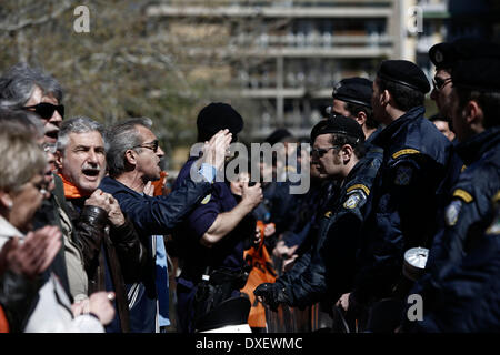 Thessaloniki, Griechenland. 25. März 2014. Lehrer Demonstranten skandieren gegen Sparpolitik Parolen vor Polizisten bei einem Protest gegen die Entlassungen im öffentlichen Sektor unter Schulden verstrickt Landes internationale Rettungsaktion Verpflichtung auferlegt. Unter strengen polizeiliche Maßnahmen, aus Angst vor Protesten gegen die Regierung statt die Student Parade auf Griechenlands Independance Day in Thessaloniki, Griechenland am 25. März 2014 zu begehen. Bildnachweis: Konstantinos Tsakalidis/Alamy Live-Nachrichten Stockfoto