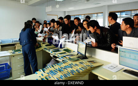 Peking, China Zhejiang Provinz. 25. März 2014. Bürgerinnen und Bürger erwarten, Fahrzeugkennzeichen in Hangzhou, Hauptstadt der ostchinesischen Provinz Zhejiang, 25. März 2014 kommen. Die Stadt hat am Dienstag angekündigt, dass es, Ausgabe neuer Auto-Lizenzen eingeschränkt wird, so dass es die sechste chinesische Stadt, vorschieben Autobesitz im Rahmen eines Angebots zu erleichtern Verkehrsstaus und Luftverschmutzung zu bekämpfen. Die Stadtregierung erlässt neue Platten per Auktion und Lotterie vom Mittwoch, nach einer Pressekonferenz am Dienstag Abend. Bildnachweis: Lange Wei/Xinhua/Alamy Live-Nachrichten Stockfoto