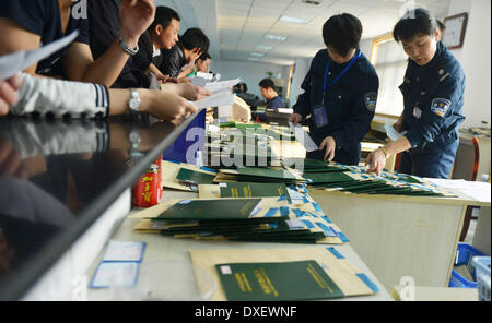 Peking, China Zhejiang Provinz. 25. März 2014. Bürgerinnen und Bürger erwarten, Fahrzeugkennzeichen in Hangzhou, Hauptstadt der ostchinesischen Provinz Zhejiang, 25. März 2014 kommen. Die Stadt hat am Dienstag angekündigt, dass es, Ausgabe neuer Auto-Lizenzen eingeschränkt wird, so dass es die sechste chinesische Stadt, vorschieben Autobesitz im Rahmen eines Angebots zu erleichtern Verkehrsstaus und Luftverschmutzung zu bekämpfen. Die Stadtregierung erlässt neue Platten per Auktion und Lotterie vom Mittwoch, nach einer Pressekonferenz am Dienstag Abend. Bildnachweis: Lange Wei/Xinhua/Alamy Live-Nachrichten Stockfoto