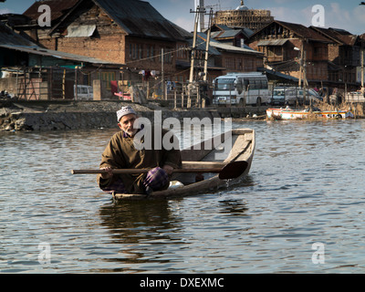 Indien, Kaschmir, Srinagar, Hazratbal am See Gemeinschaft, Mann paddeln Shikara Stockfoto