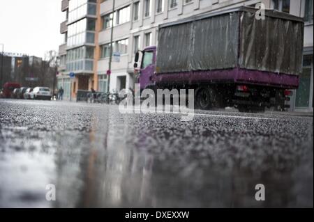 Berlin, Deutschland. 25. März 2014. Ein LKW fährt entlang einer Straße während einer Hagel Dusche in Berlin, Deutschland, 25. März 2014. Foto: DANIEL NAUPOLD/DPA/Alamy Live-Nachrichten Stockfoto