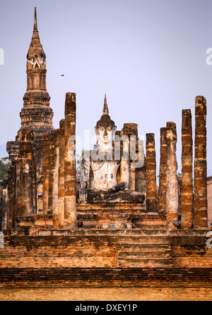 Buddha-Statue im Tempel Wat Mahathat, Sukhothai Historical Park, Thailand Stockfoto