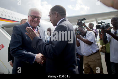 Daresalam, Tansania. 25. März 2014. Deutscher Außenminister Frank-Walter Steinmeier (SPD) wird von seinem Amtskollegen tansanische Außenminister Bernard Membe (L) am Flughafen in Daresalam, Tansania, 25. März 2014 begrüßt. Steinmeiers nächster Halt bei seinem Besuch in Afrika ist Angola. Foto: MICHAEL KAPPELER/Dpa/Alamy Live News Stockfoto