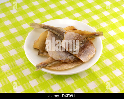Getrockneter Fisch auf weißen Teller Stockfoto