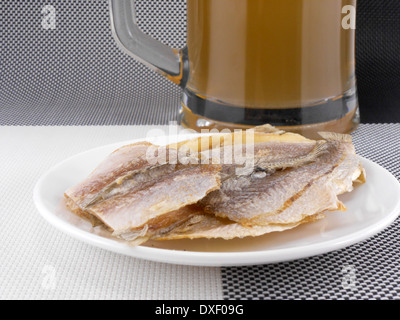 geräucherter Fisch und Bier auf einem Hintergrund Stockfoto