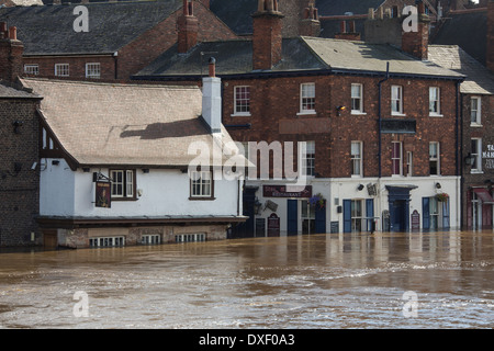 Den Fluss Ouse überflutet die Straßen von Zentrum von York im Vereinigten Königreich. September 2012. Stockfoto