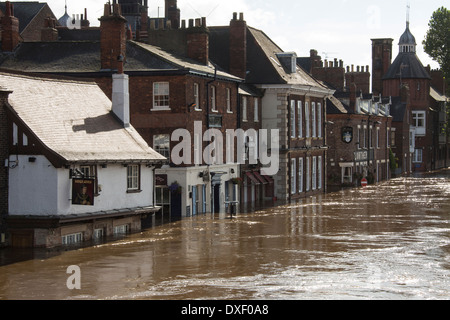 Den Fluss Ouse überflutet die Straßen von Zentrum von York im Vereinigten Königreich. September 2012. Stockfoto