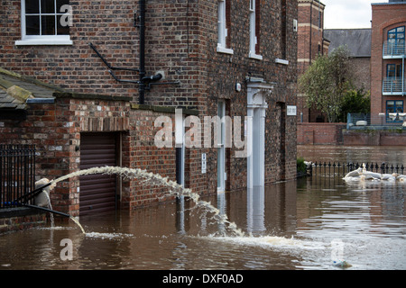 Den Fluss Ouse überflutet die Straßen von Zentrum von York im Vereinigten Königreich. September 2012. Stockfoto