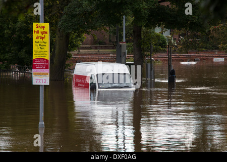 Den Fluss Ouse überflutet die Straßen von Zentrum von York im Vereinigten Königreich. September 2012. Stockfoto