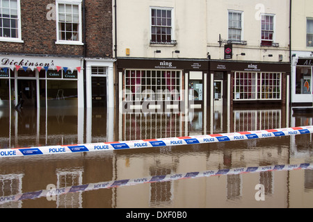 Den Fluss Ouse überflutet die Straßen von Zentrum von York im Vereinigten Königreich. September 2012. Stockfoto