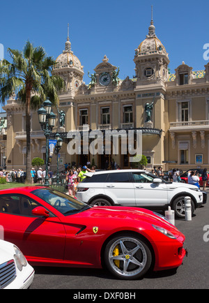 Teure Autos außerhalb der Casino von Monte Carlo in Monaco. Stockfoto