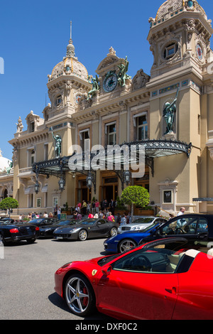 Teure Autos außerhalb der Casino von Monte Carlo in Monaco. Stockfoto