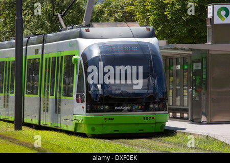 Die Euskotren Straßenbahn in der Stadt von Bilbao im Norden Spaniens. Stockfoto