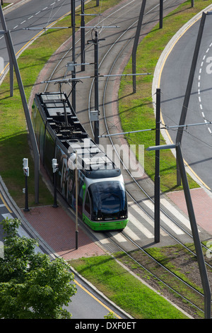 Die Euskotren Straßenbahn in der Stadt von Bilbao im Norden Spaniens. Stockfoto