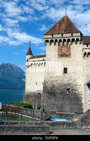 Die mittelalterliche Burg von Ctateau de Chillon am nördlichen Ufer des Genfersees in der Schweiz Stockfoto