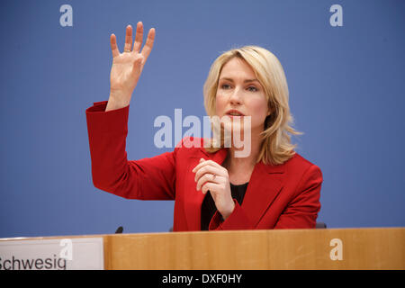 Berlin, Deutschland. 25. März 2014.  Heiko Maas, Bundesminister der Justiz und Verbraucherschutz Protectionand und Manuela Schwesig, Bundeskanzler für Familie, Senioren, Frauen und Jugend, den "Richtlinien für das Gesetzgebungsverfahren für die gleichberechtigte Teilnahme von Frauen und Männern in Führungspositionen in der Privatwirtschaft und im öffentlichen Dienst" in der Bundespressekonferenz in Berlin. Bild: Manuela Schwesig, Bundesministerin für Familie, Senioren, Frauen und Jugend. Bildnachweis: Reynaldo Chaib Paganelli/Alamy Live-Nachrichten Stockfoto