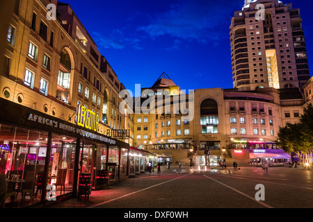 Der Nelson Mandela Square befindet sich in einem Einkaufszentrum in Sandton, Johannesburg, Südafrika. Früher bekannt als Sandton Square. Stockfoto