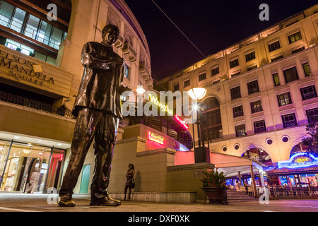 Der Nelson Mandela Square befindet sich in einem Einkaufszentrum in Sandton, Johannesburg, Südafrika. Früher bekannt als Sandton Square. Stockfoto