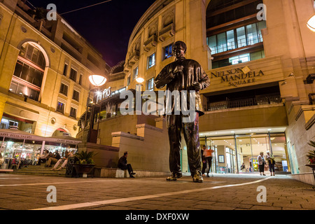Der Nelson Mandela Square befindet sich in einem Einkaufszentrum in Sandton, Johannesburg, Südafrika. Früher bekannt als Sandton Square. Stockfoto