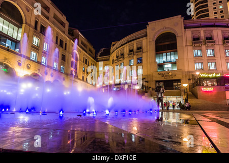 Der Nelson Mandela Square befindet sich in einem Einkaufszentrum in Sandton, Johannesburg, Südafrika. Früher bekannt als Sandton Square. Stockfoto