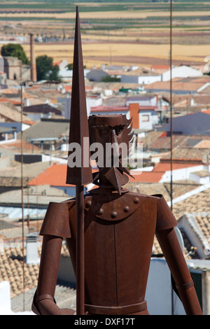 Metall-Skulptur von Don Quijote im Dorf Campo de Criptana, berühmt für seine Windmühlen. Region La Mancha in Zentralspanien Stockfoto