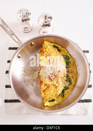 Draufsicht der Omelett in der Pfanne mit Salz und Pfeffer, Studioaufnahme Stockfoto